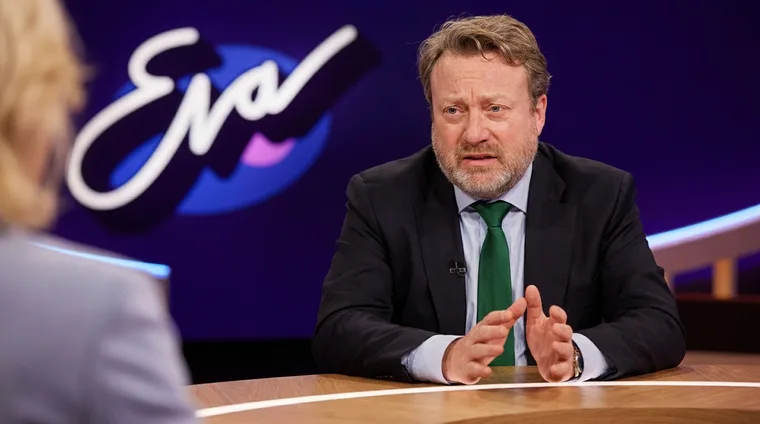 Portret Olaf Sleijpen, president DNB, aan tafel